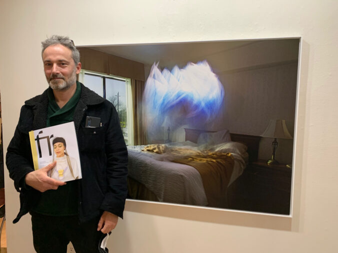 portrait de Samuel Choisy devant son oeuvre lors du lancement de FR à Toronto